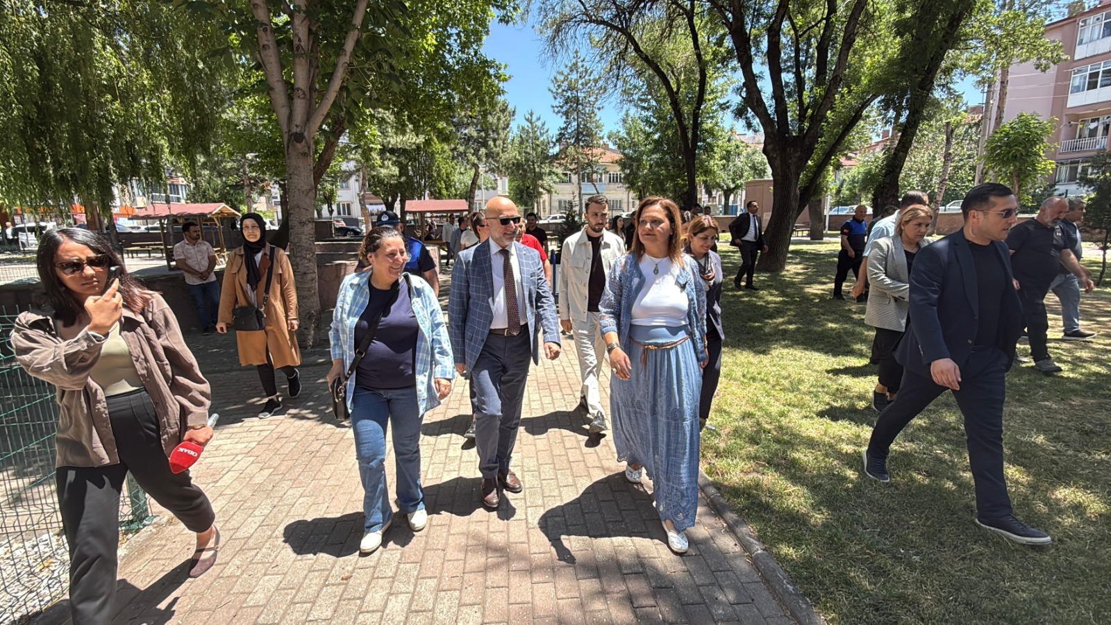 Afyonkarahisar Belediye Başkanı Burcu Köksal ve AK Parti teşkilat üyeleri,