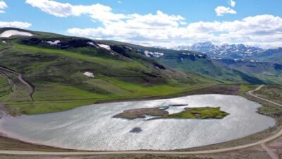 Iğdır'da bulunan Uğruca Gölü, çevresindeki dağlardan gelen kar sularıyla tamamen