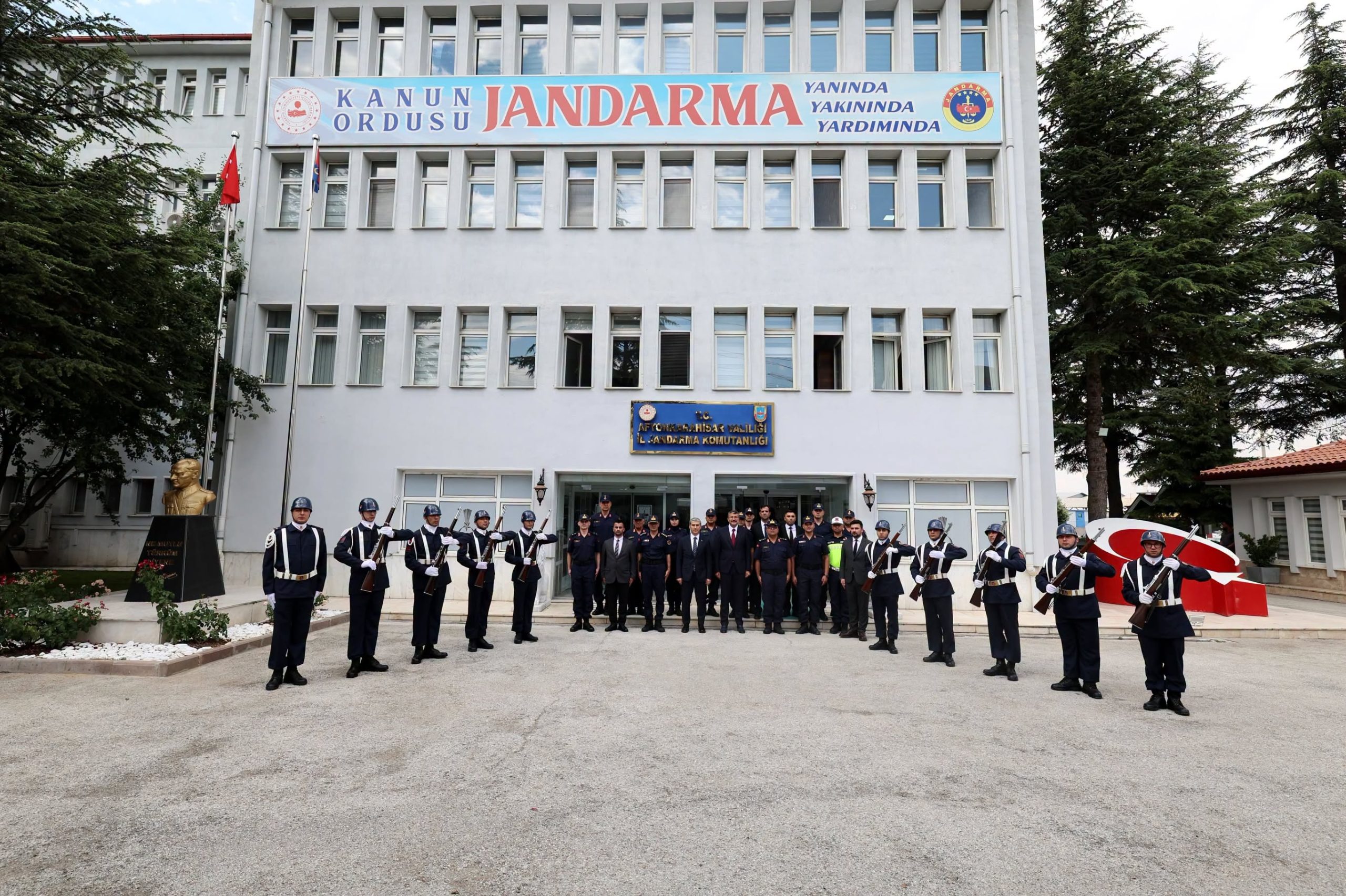 Emniyet ve Jandarma’ya moral ziyareti