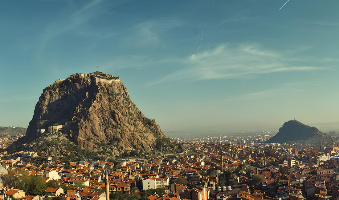 Afyonkarahisar'da yeni hafta az bulutlu ve sıcak bir havayla başladı.