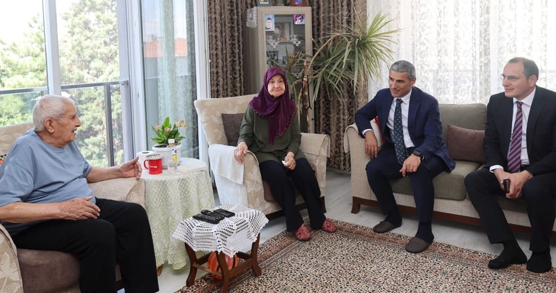 Afyonkarahisar Valisi Dr. Naci Aktaş, şehidimiz Kadir Özcan’ın emaneti olan