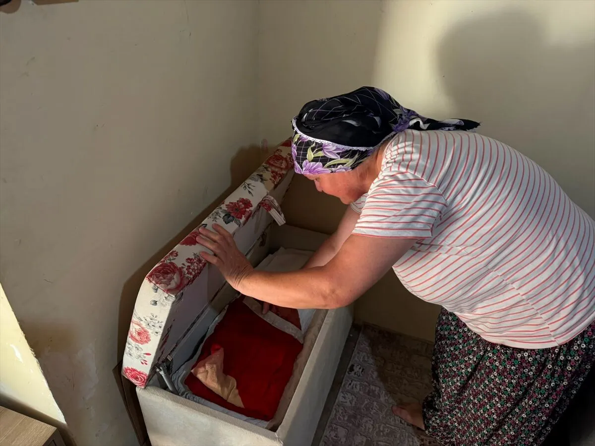 Kıbrıs Barış Harekâtı'nın izlerini taşıyan bayrak korunuyor 2 Kıbrıs Barış Harekâtı'nın izlerini taşıyan bayrak korunuyor