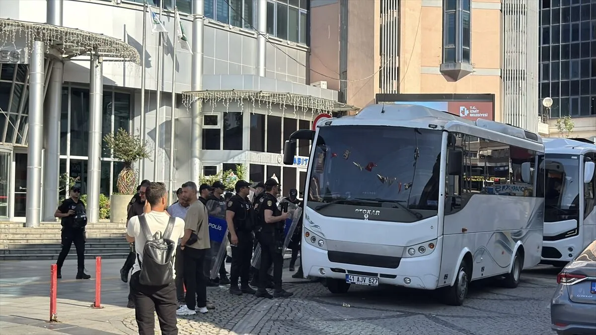 İzmit Belediyesi’ne operasyon: 28 gözaltı 3 İzmit Belediyesi’ne operasyon: 28 gözaltı