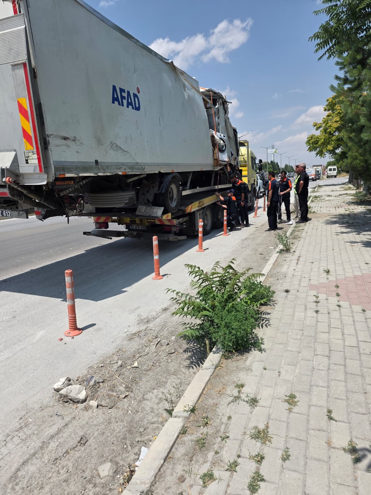 AFAD'ın yardım kamyonu kaza yaptı