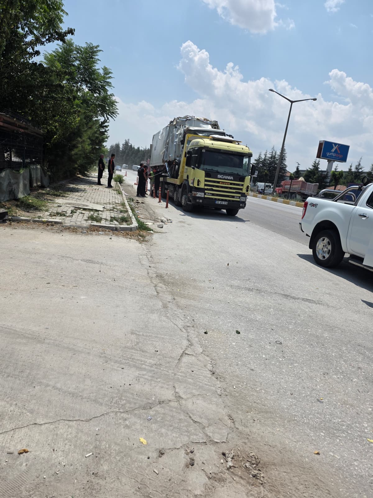 AFAD'ın yardım kamyonu kaza yaptı 6 AFAD'ın yardım kamyonu kaza yaptı