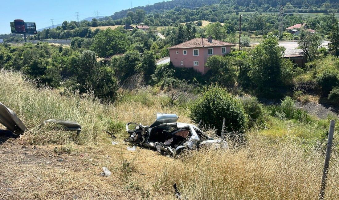 Bolu’da TEM Otoyolu'nda kontrolden çıkarak şarampole devrilen otomobilin sürücüsü hayatını