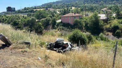 Bolu’da TEM Otoyolu'nda kontrolden çıkarak şarampole devrilen otomobilin sürücüsü hayatını