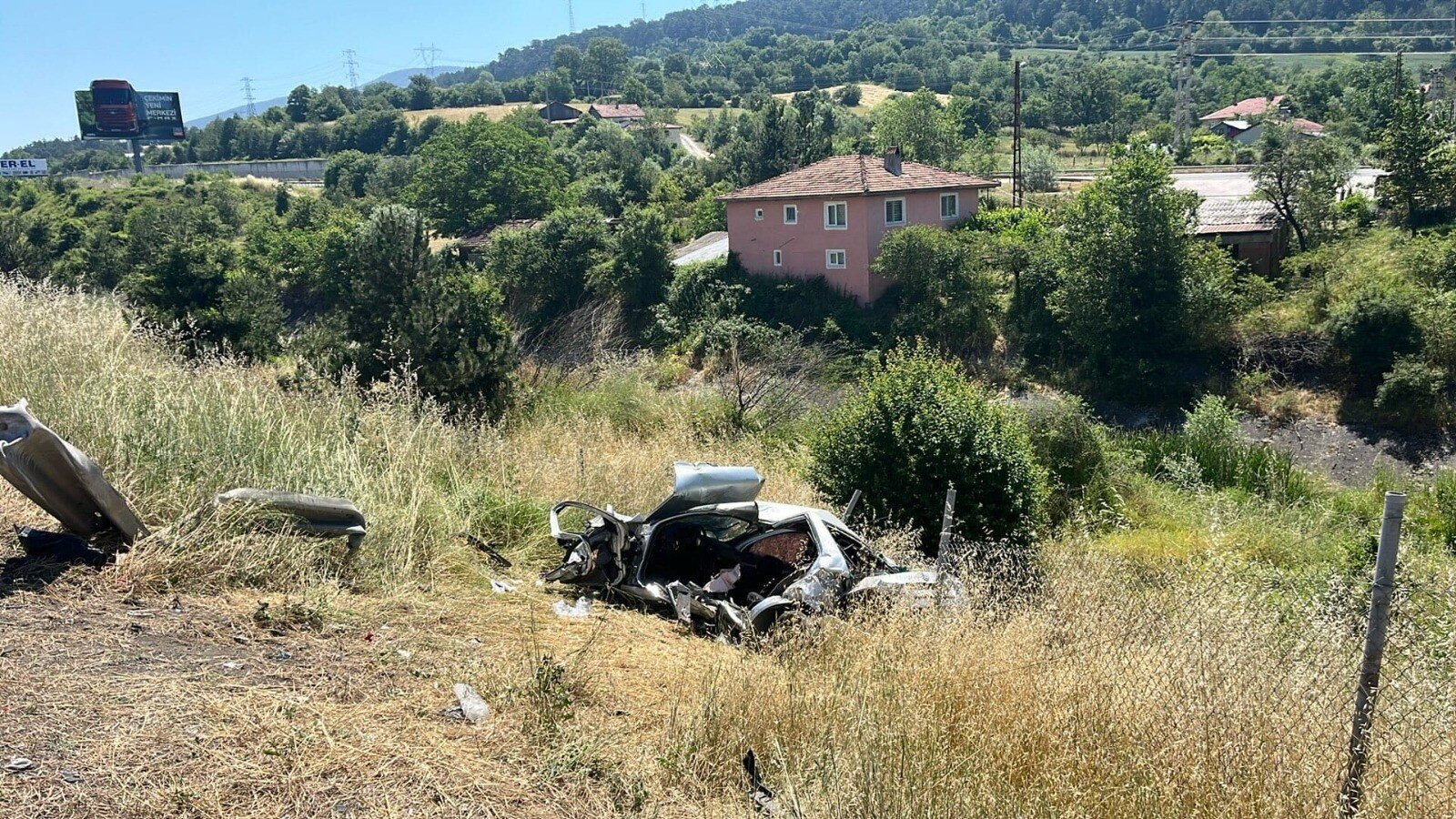 Bolu’da TEM Otoyolu'nda kontrolden çıkarak şarampole devrilen otomobilin sürücüsü hayatını