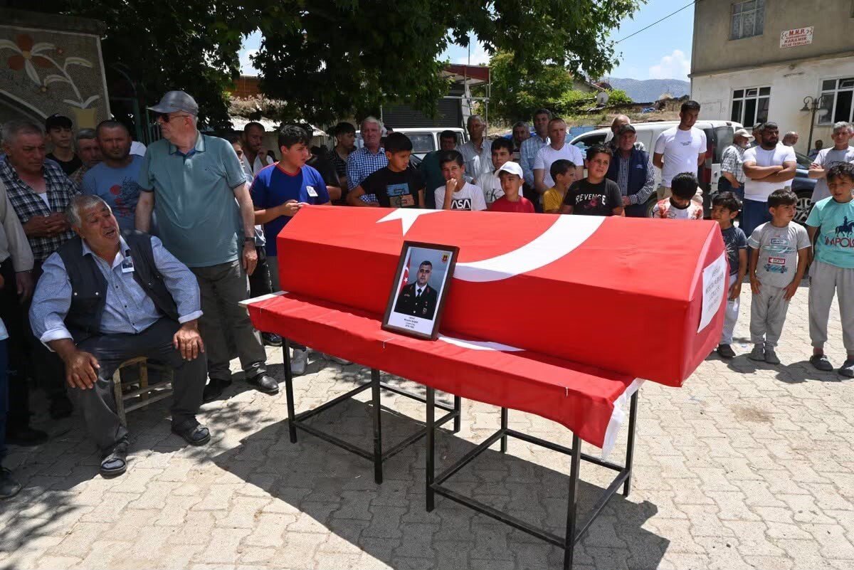 Afyonlu uzman çavuş, senelik izinde kalbine yenik düştü 1 Afyonlu uzman çavuş, senelik izinde kalbine yenik düştü