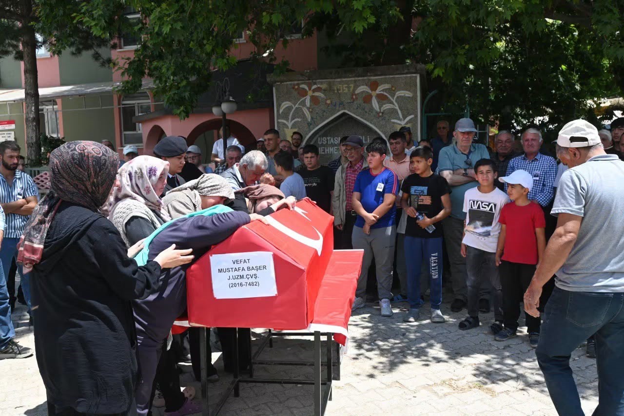 Afyonlu uzman çavuş, senelik izinde kalbine yenik düştü 2 Afyonlu uzman çavuş, senelik izinde kalbine yenik düştü