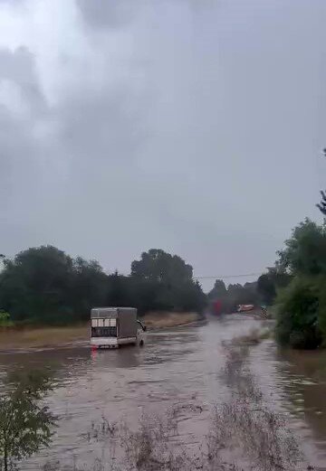Yollar göle döndü, yağmur suları şelale gibi aktı 3 Yollar göle döndü, yağmur suları şelale gibi aktı