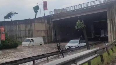 Kocaeli'nde aniden bastıran sağanak yağış hayatı felç etti. Cadde ve