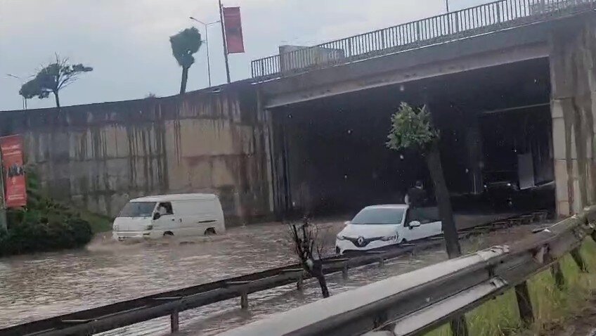 Kocaeli'nde aniden bastıran sağanak yağış hayatı felç etti. Cadde ve