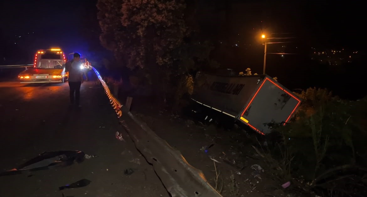 Emniyet şeridindeki araca tır çarptı: 1 çocuk öldü, 3 kişi yaralandı 1 Emniyet şeridindeki araca tır çarptı: 1 çocuk öldü, 3 kişi yaralandı