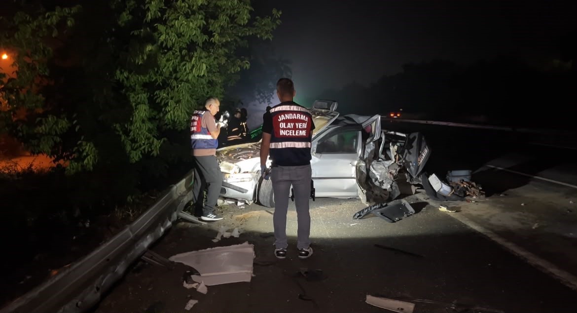 Emniyet şeridindeki araca tır çarptı: 1 çocuk öldü, 3 kişi yaralandı 2 Emniyet şeridindeki araca tır çarptı: 1 çocuk öldü, 3 kişi yaralandı