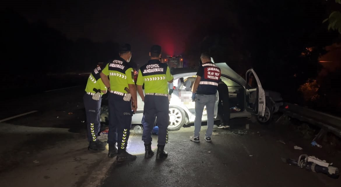 Emniyet şeridindeki araca tır çarptı: 1 çocuk öldü, 3 kişi yaralandı 3 Emniyet şeridindeki araca tır çarptı: 1 çocuk öldü, 3 kişi yaralandı