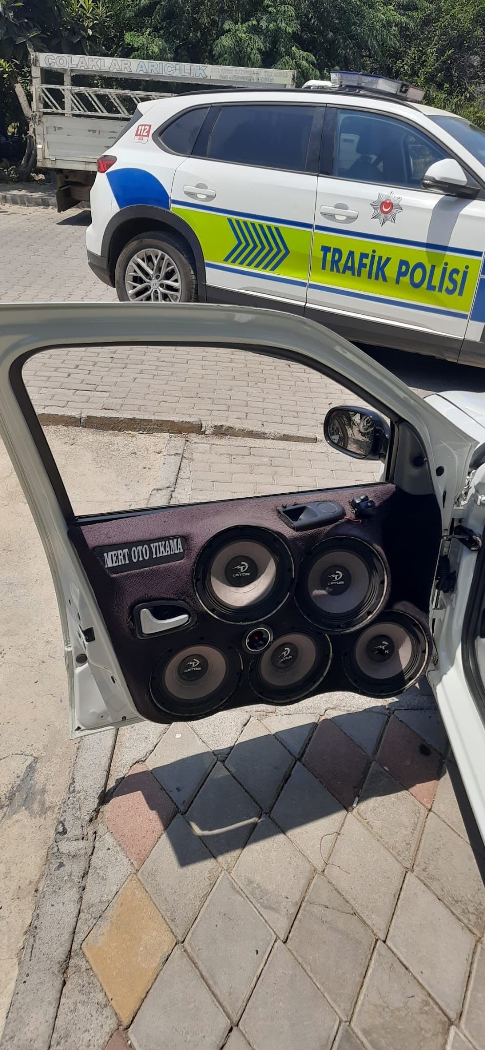 Yüksek sesle müzik açtılar, 246 bin 898 TL cezayı yediler 2 Yüksek sesle müzik açtılar, 246 bin 898 TL cezayı yediler