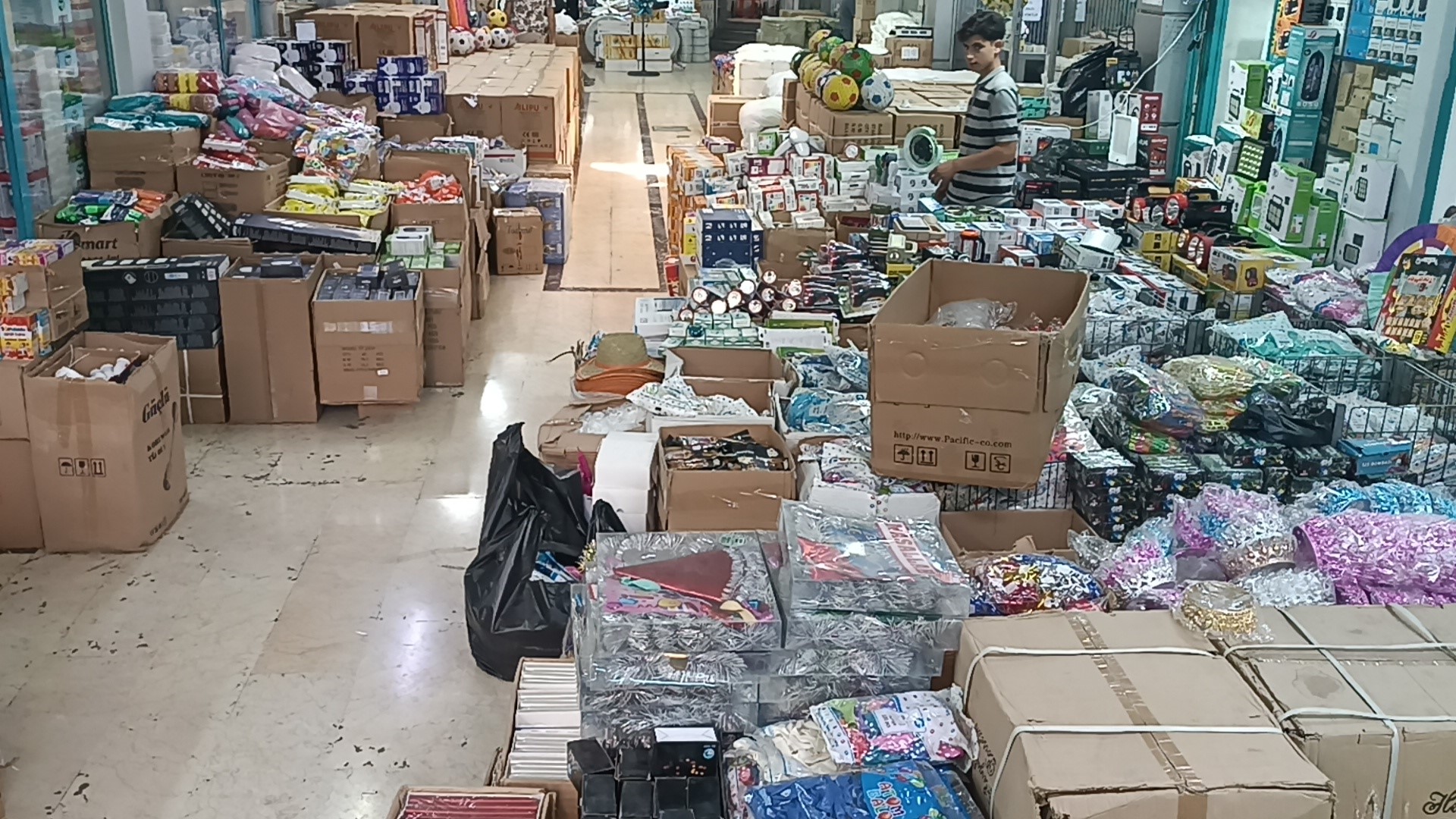 Komşu esnafların müşteri kapma kavgası 1 Komşu esnafların müşteri kapma kavgası