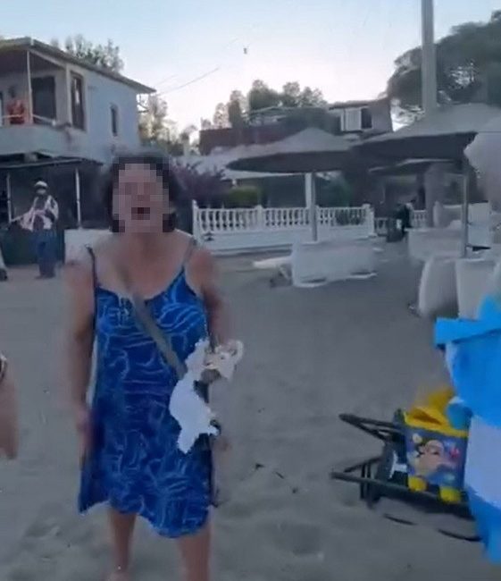 İzmir’in Seferihisar ilçesinde bulunan bir plajda, yaşlı bir kadının çevrede