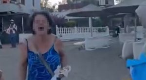 İzmir’in Seferihisar ilçesinde bulunan bir plajda, yaşlı bir kadının çevrede