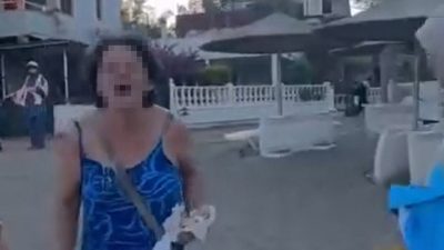 İzmir’in Seferihisar ilçesinde bulunan bir plajda, yaşlı bir kadının çevrede