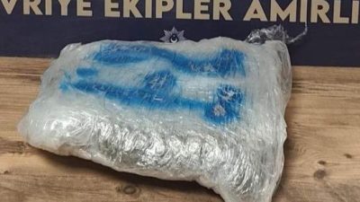 İzmir'in Karabağlar ilçesinde arsada gizlediği uyuşturucuyu alıp motosikletle kaçmaya çalışan