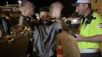 Bursa'da yapılan trafik uygulamasında ilginç anlar yaşandı. Alkolmetreye üfleten sürücü,