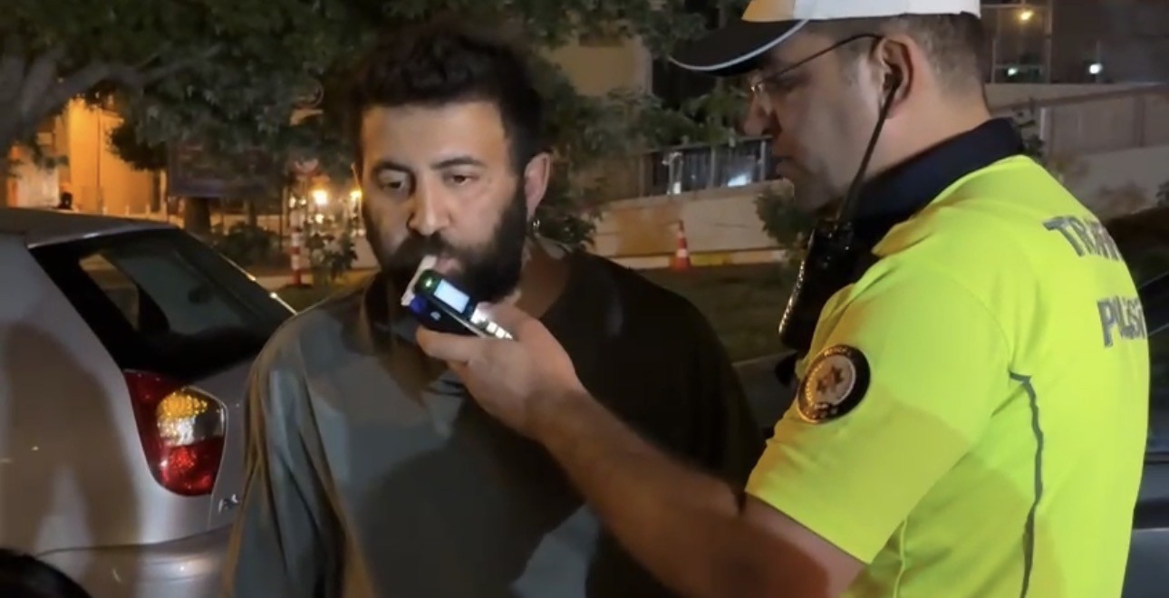 Alkol çıkmayınca sevinçten yerinde duramadı 2 Alkol çıkmayınca sevinçten yerinde duramadı