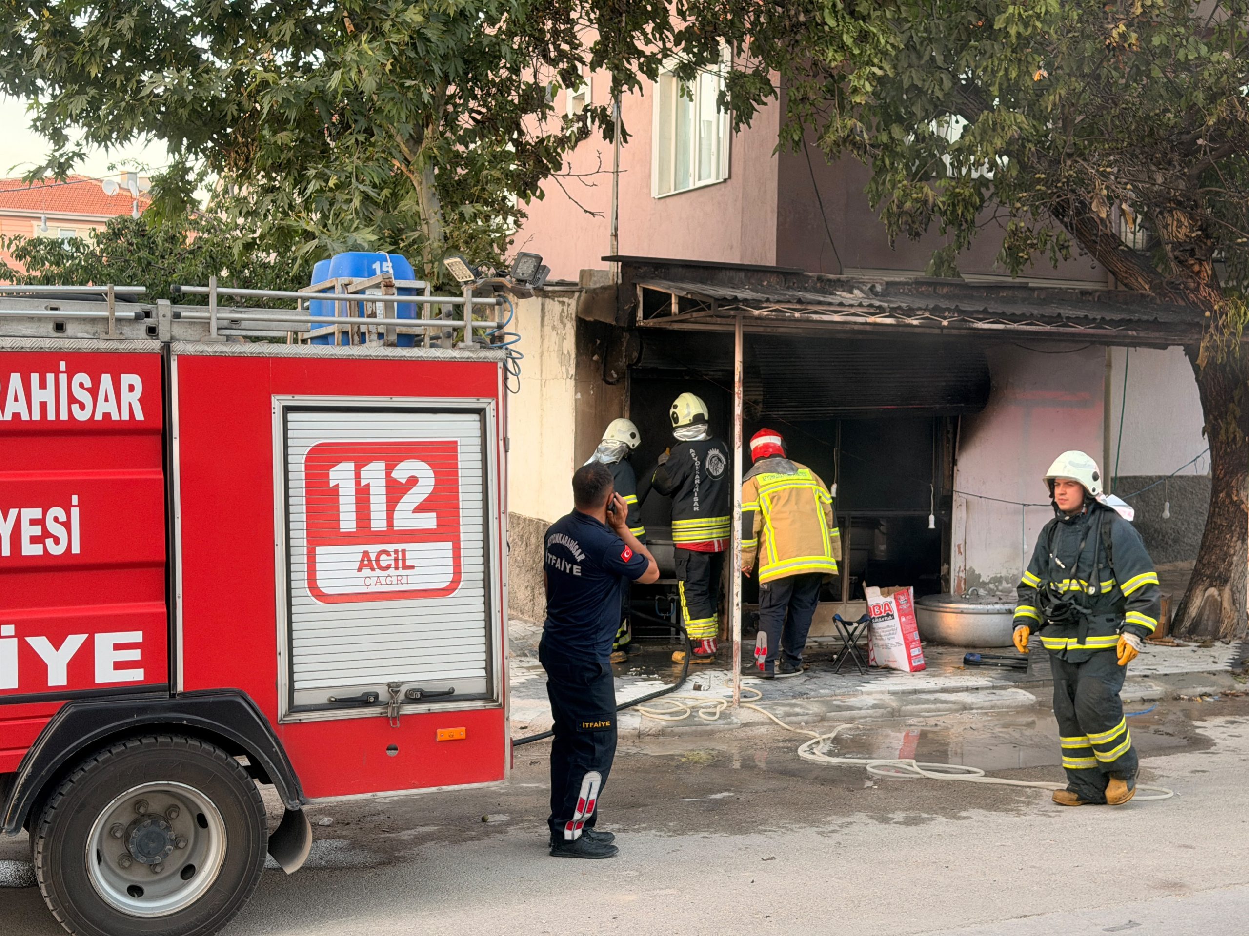 Afyonkarahisar'da düğün yemeği hazırlığı sırasında tüplerin alev almasıyla çıkan yangın,