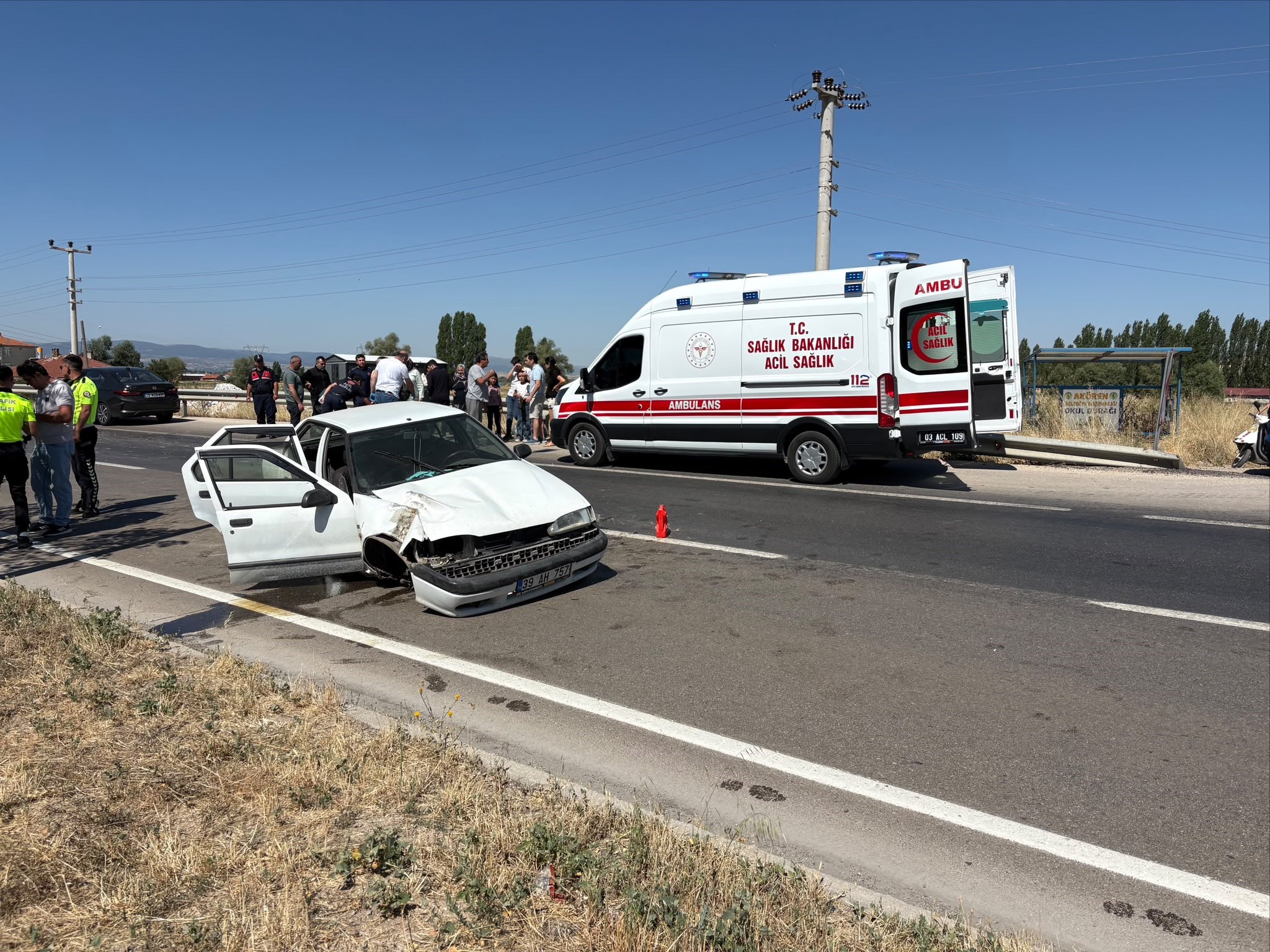 Otomobil, bariyerlere çarptı 2 Otomobil, bariyerlere çarptı