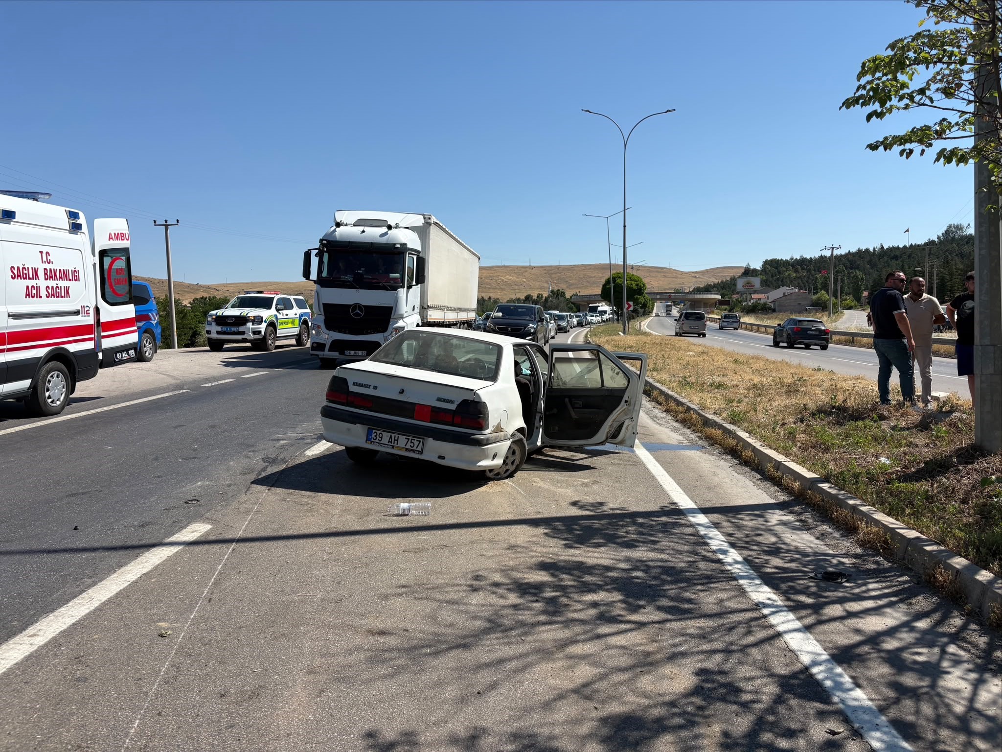 Otomobil, bariyerlere çarptı 1 Otomobil, bariyerlere çarptı