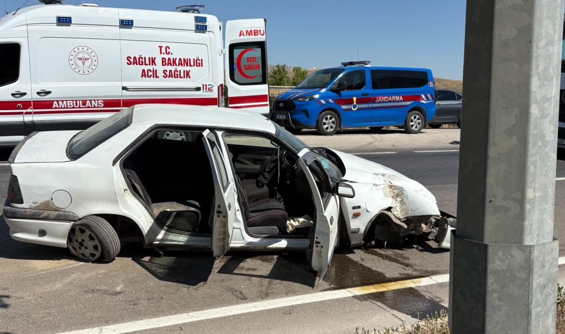 Afyonkarahisar'ın kontrolden çıkarak bariyerlere çarpan otomobilde 3'ü çocuk 6 kişi