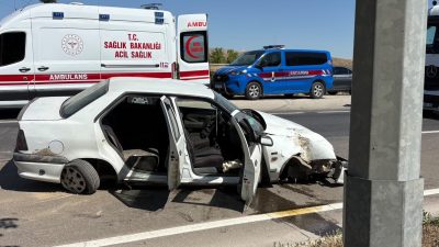 Afyonkarahisar'ın kontrolden çıkarak bariyerlere çarpan otomobilde 3'ü çocuk 6 kişi