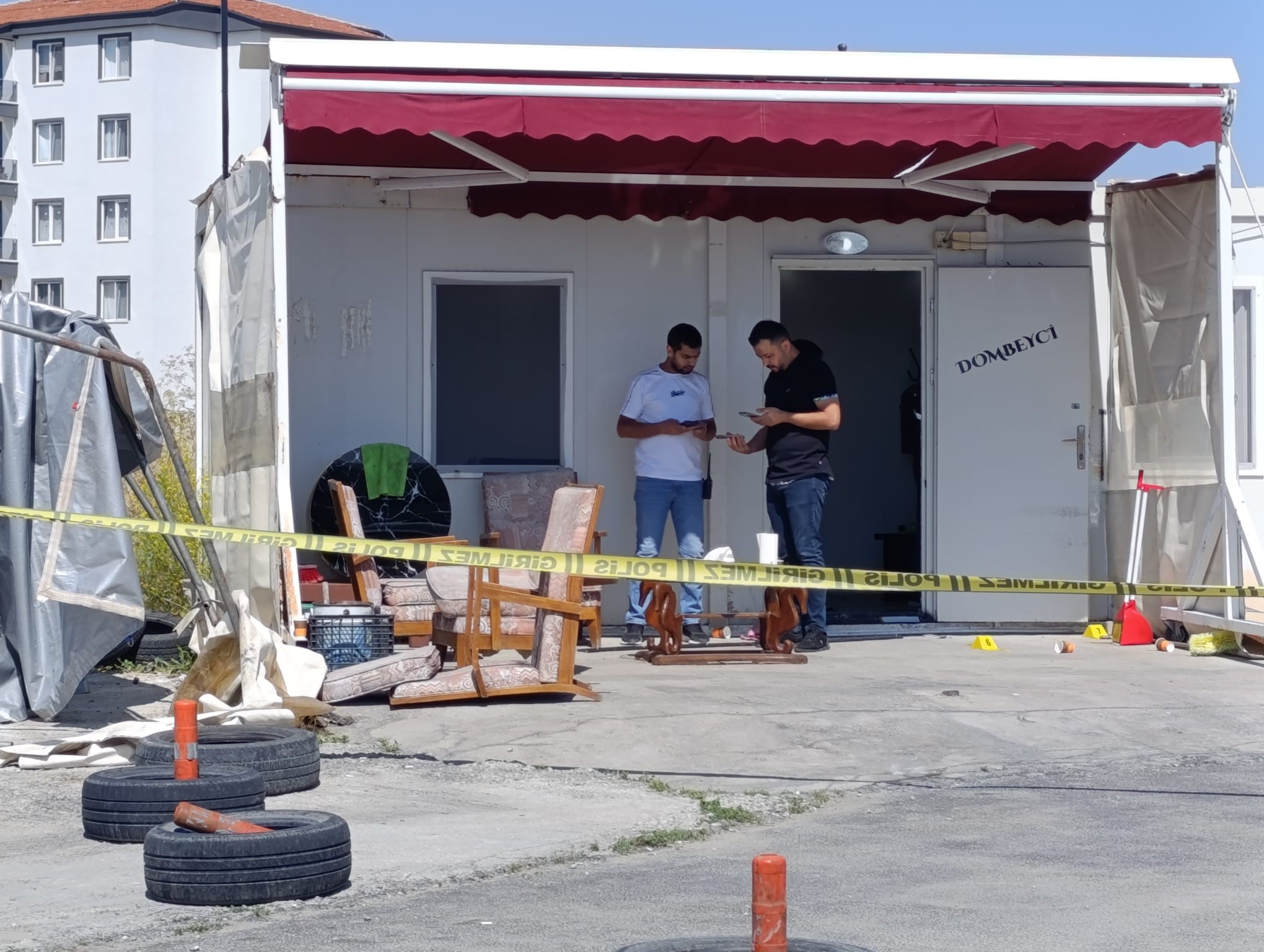 Afyon'da minibüs durağına silahlı saldırı: 1 ölü, 1 yaralı 4 Afyon'da minibüs durağına silahlı saldırı: 1 ölü, 1 yaralı