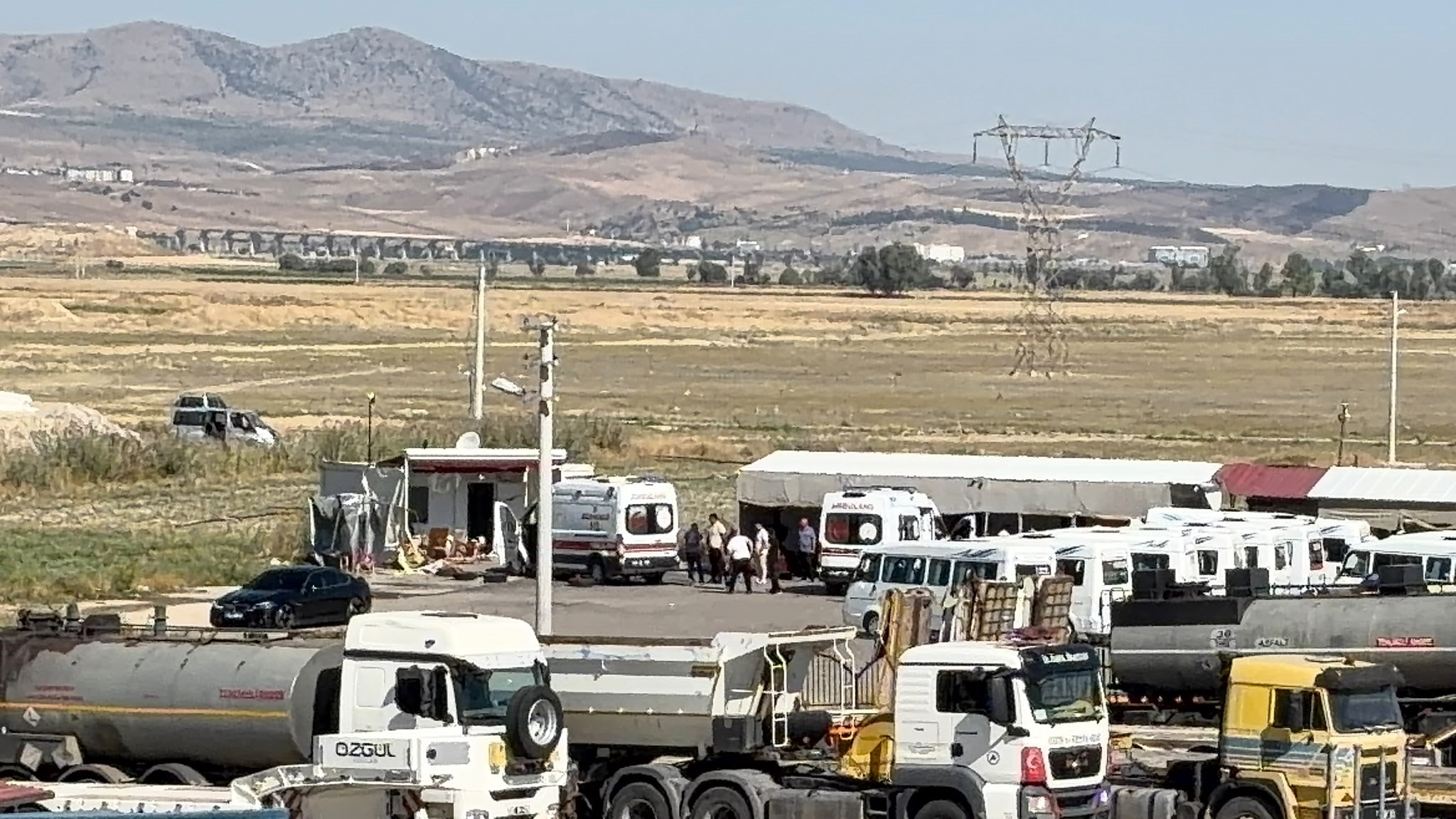 Afyon'da minibüs durağına silahlı saldırı: 1 ölü, 1 yaralı 1 Afyon'da minibüs durağına silahlı saldırı: 1 ölü, 1 yaralı