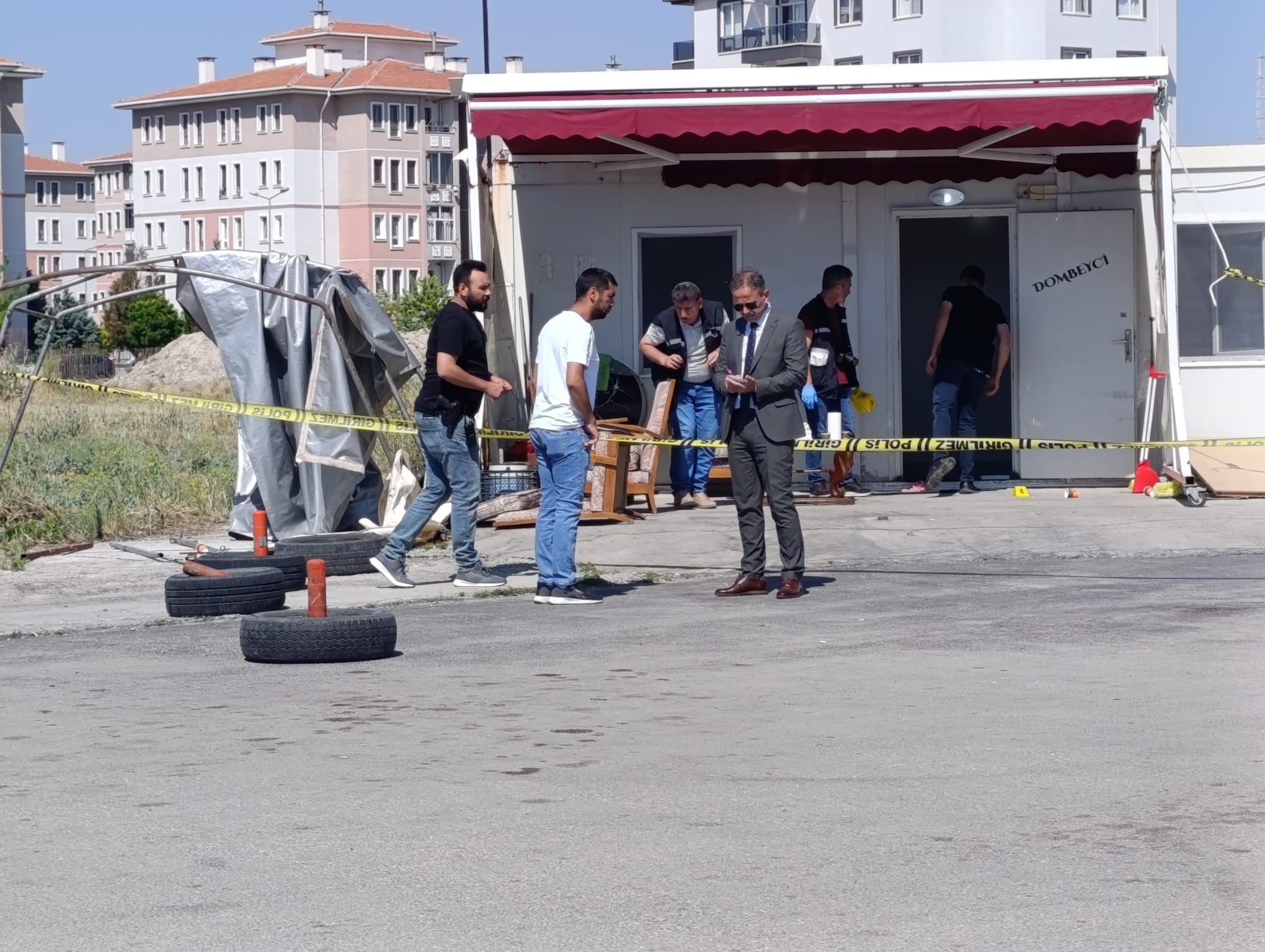 Afyon'da minibüs durağına silahlı saldırı: 1 ölü, 1 yaralı 2 Afyon'da minibüs durağına silahlı saldırı: 1 ölü, 1 yaralı
