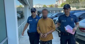 Samsun'un İlkadım ilçesinde esnafın baktığı bir kediye yoldan geçerken tekme