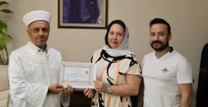 Müslüman olma arzusu ile Türkiye’ye gelen Ukrayna uyruklu Olena Mykhailovska,