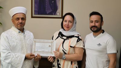 Müslüman olma arzusu ile Türkiye’ye gelen Ukrayna uyruklu Olena Mykhailovska,