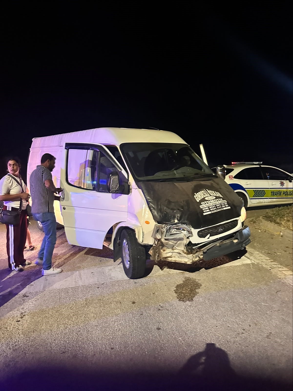 Sinanpaşa’da otomobille kamyonet çarpıştı 1 Sinanpaşa’da otomobille kamyonet çarpıştı