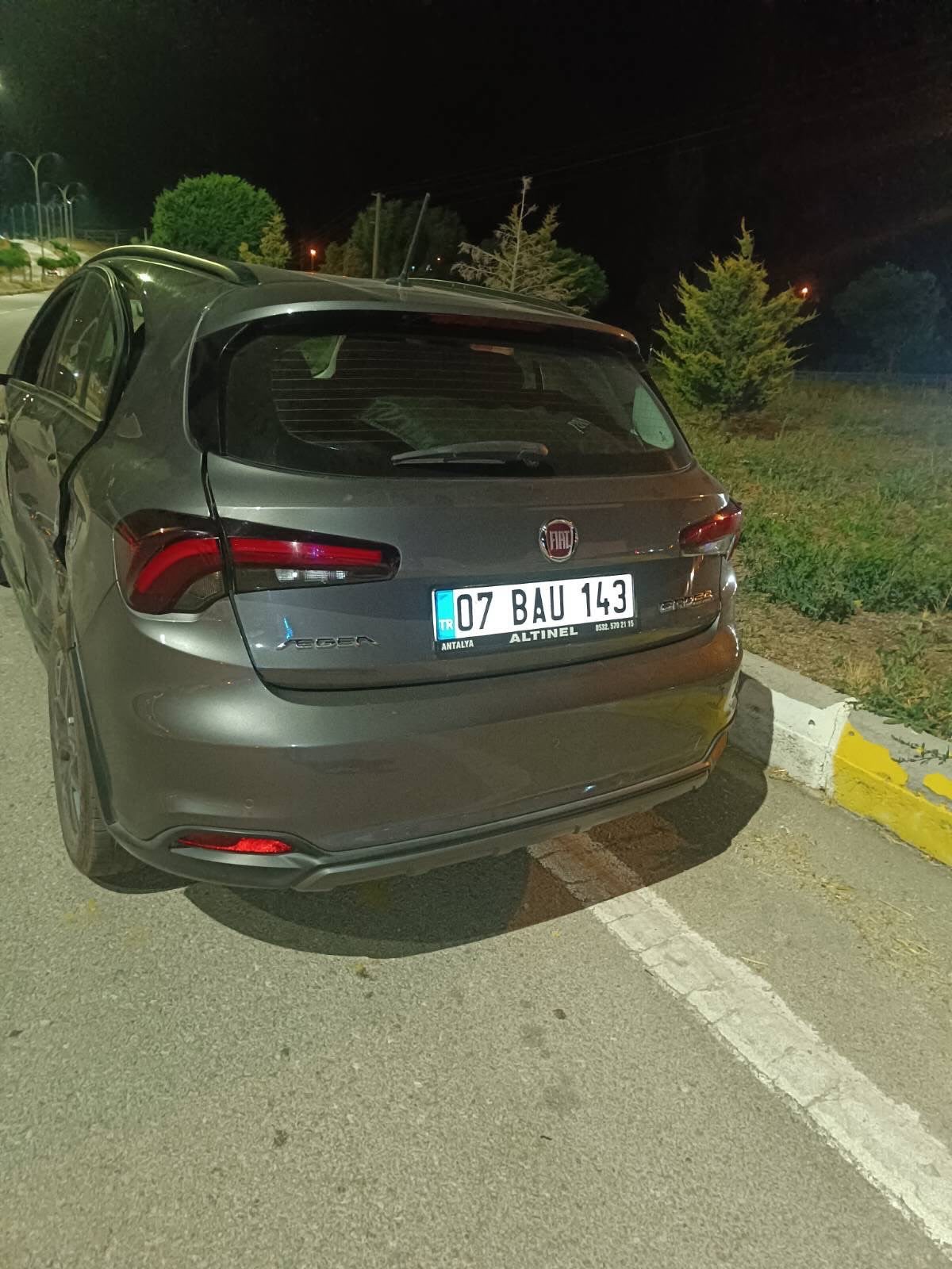 Sinanpaşa’da otomobille kamyonet çarpıştı 2 Sinanpaşa’da otomobille kamyonet çarpıştı