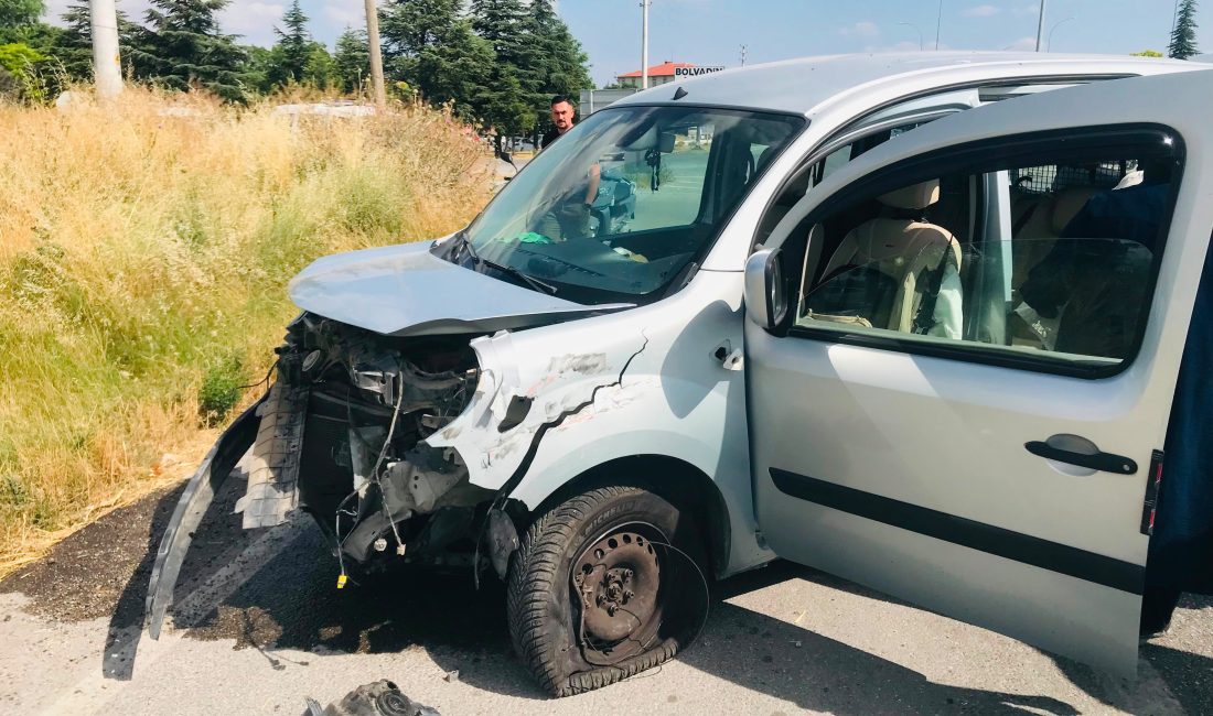Afyonkarahisar'ın Bolvadin ilçesinde iki otomobilin çarpışması sonucu meydana gelen trafik