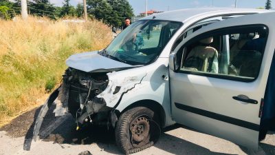 Afyonkarahisar'ın Bolvadin ilçesinde iki otomobilin çarpışması sonucu meydana gelen trafik