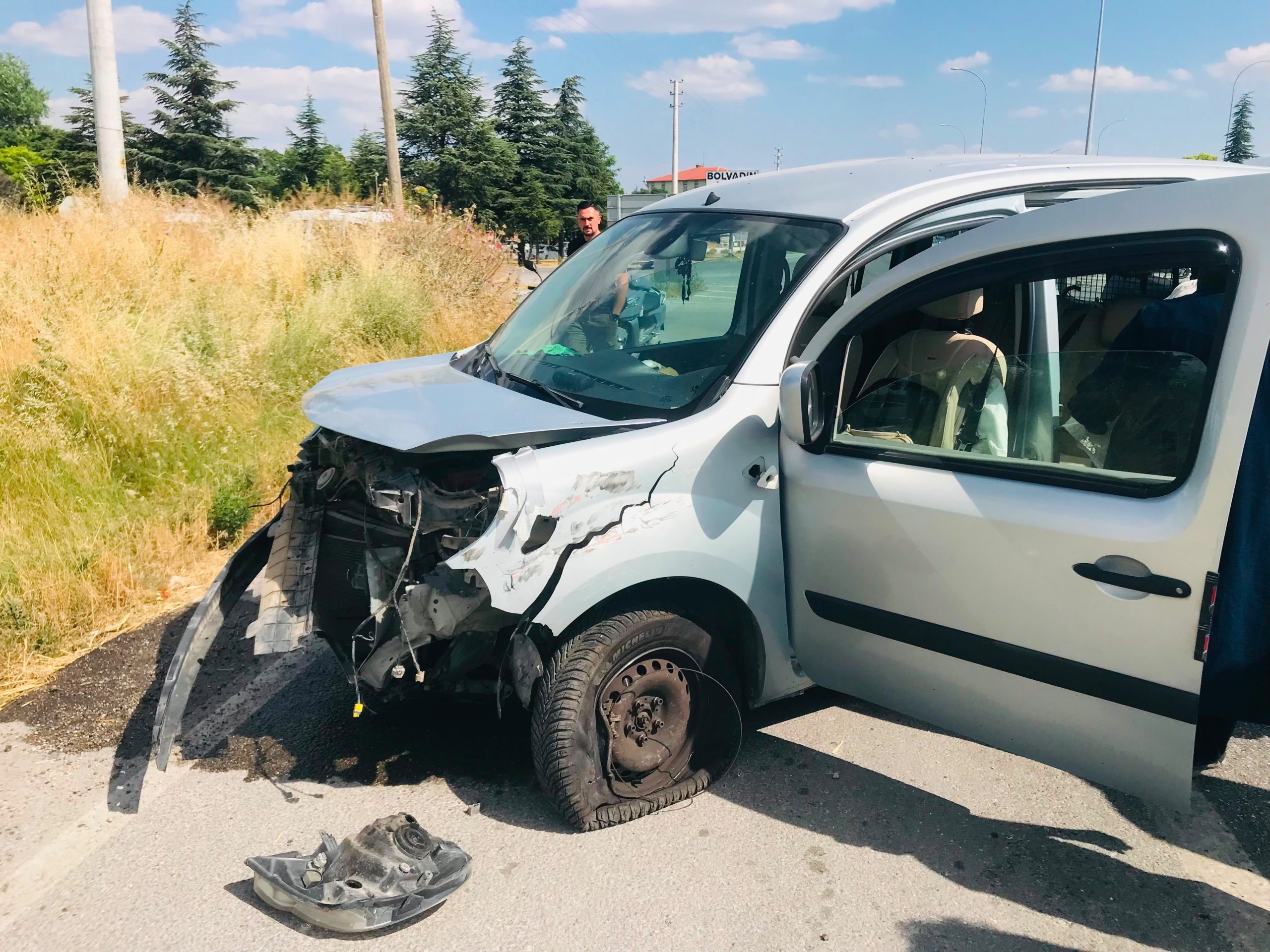 Afyonkarahisar'ın Bolvadin ilçesinde iki otomobilin çarpışması sonucu meydana gelen trafik