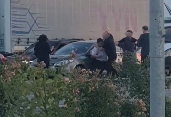 Konya’nın Ilgın ilçesinde trafikte çıkan yumruklu kavga, cep telefonu kamerasına