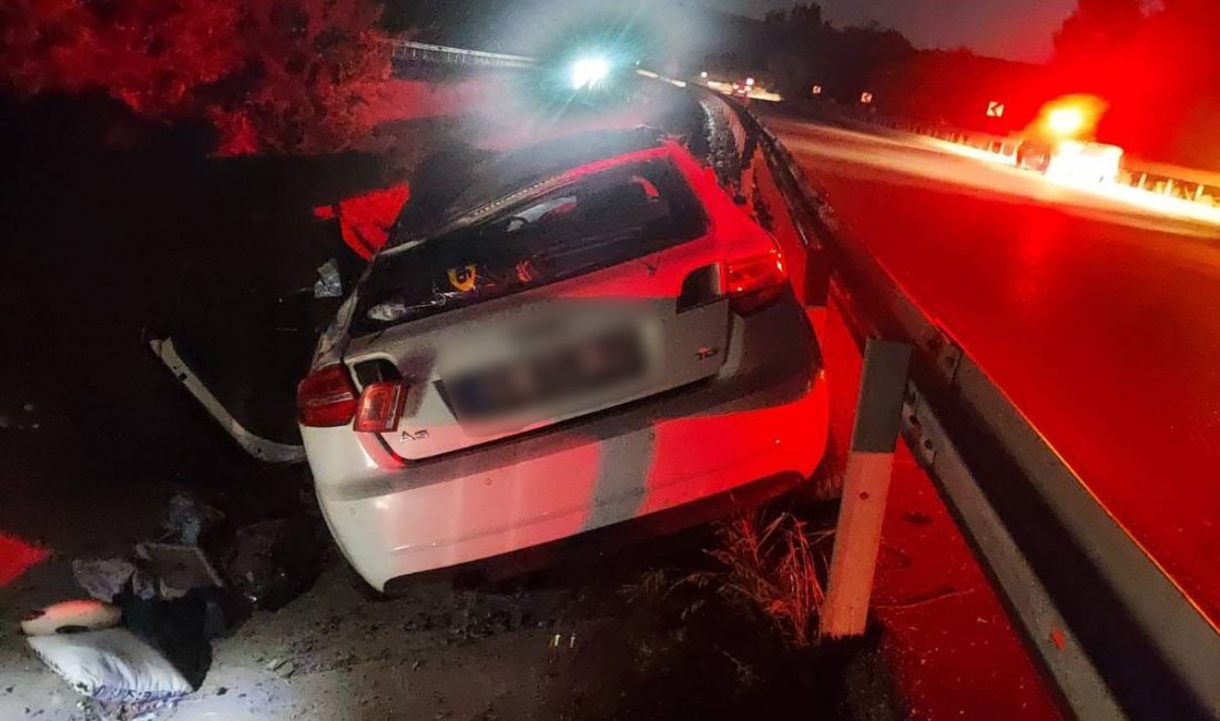 Afyonkarahisar'da kontrolden çıkarak bariyerlere çarpıp ardından refüje giren otomobilde 1