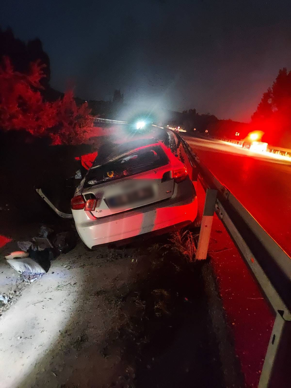 Afyonkarahisar'da kontrolden çıkarak bariyerlere çarpıp ardından refüje giren otomobilde 1