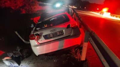 Afyonkarahisar'da kontrolden çıkarak bariyerlere çarpıp ardından refüje giren otomobilde 1