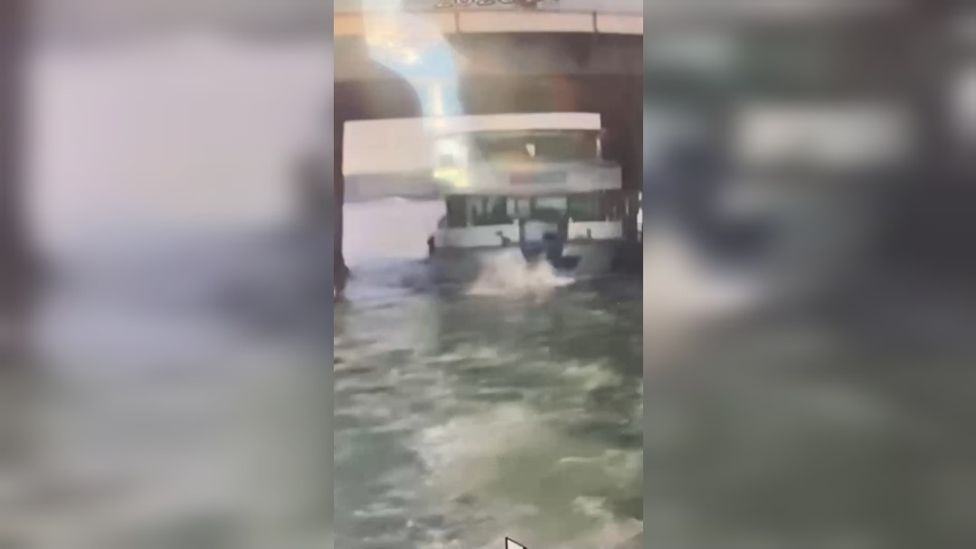 İstanbul Haliç’te Atatürk Köprüsü’nün altından geçiş yaparken köprü ayağına çarpan