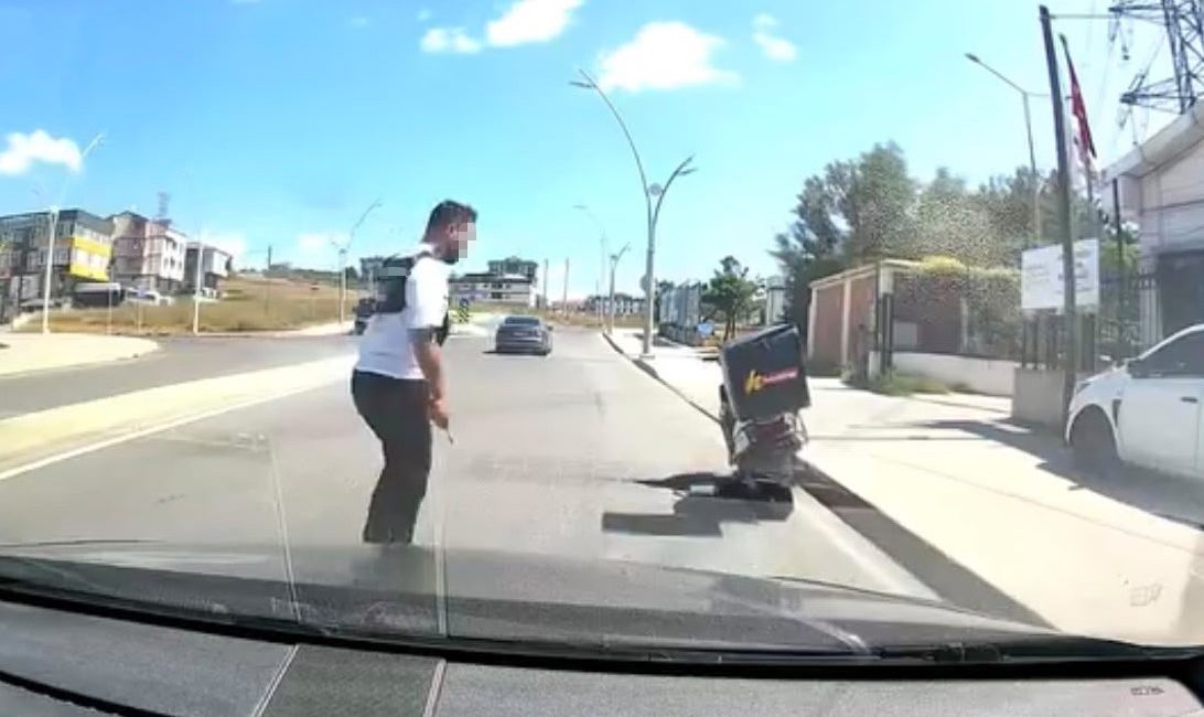 Arnavutköy'de trafikte seyir halindeyken cep telefonuyla oynayan motosikletliyi uyaran otomobil